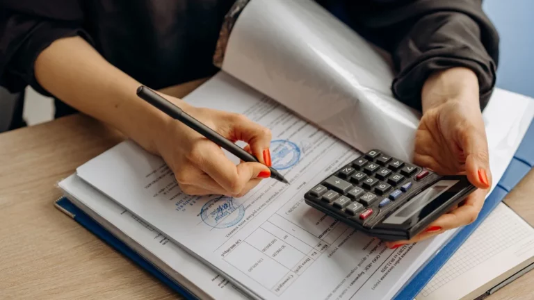 Sprawdzanie zestawień finansowych z kalkulatorem