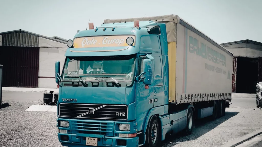 Ciężarówka z naczepą w transporcie drogowym