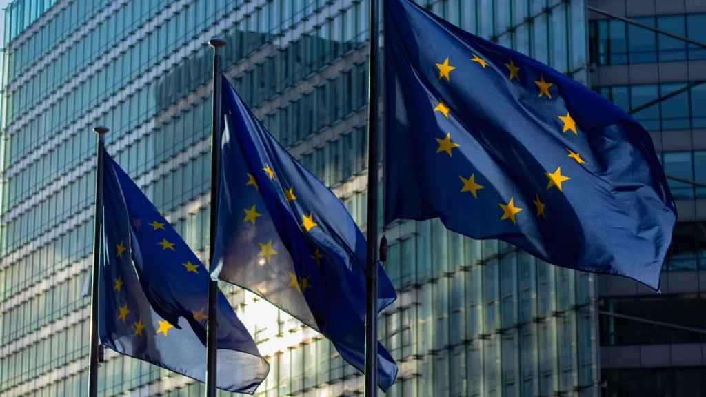 Flagi Unii Europejskiej przed budynkiem instytucji