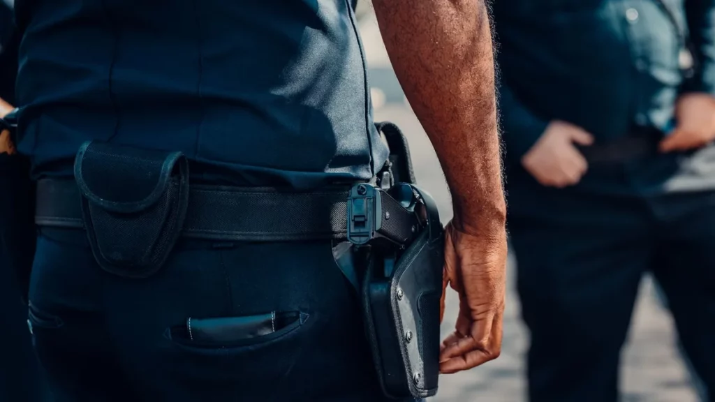 Pas służbowy funkcjonariusza policji