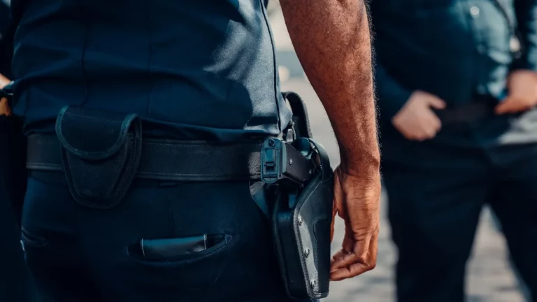 Pas służbowy funkcjonariusza policji
