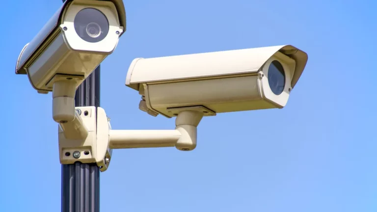Dwie kamery monitoringu na tle nieba