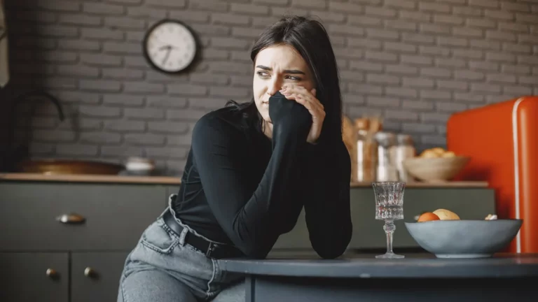 Kobieta w napięciu przed spotkaniem