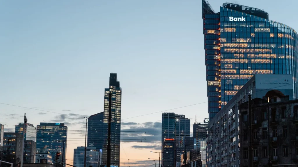 Panorama centrum finansowego o zmierzchu
