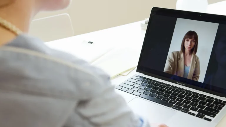 Rozmowa wideo na ekranie laptopa